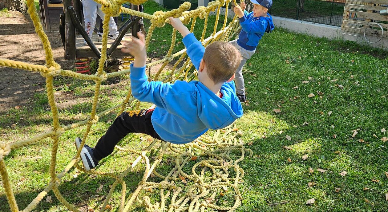 Lanový park na zahradě MŠ Zvoneček.